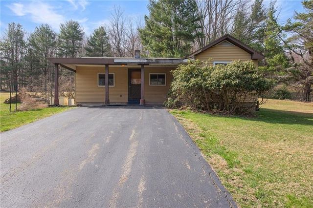 225 Pineslope Rd, Acme, PA 15610