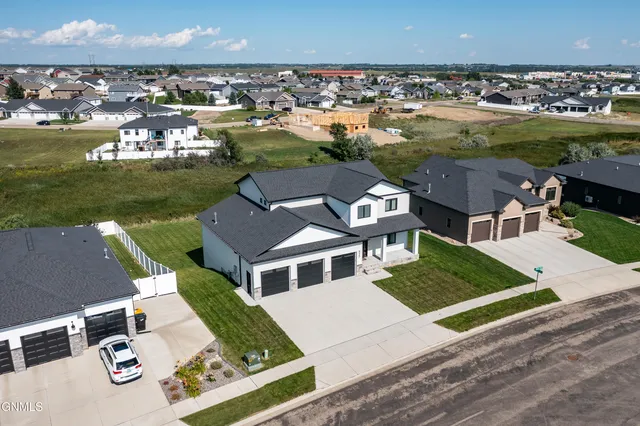 527 Flint Dr, Bismarck, ND 58503