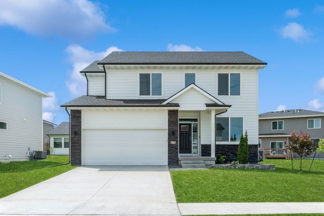 670 SE Drumlin Dr, Waukee, IA 50263