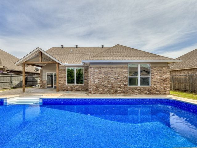 837 SW 11th St, Moore, OK 73160