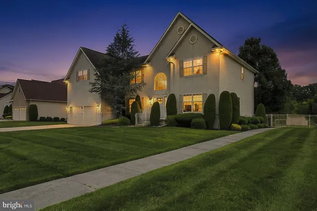 151 White Cedar Dr, Sicklerville, NJ 08081