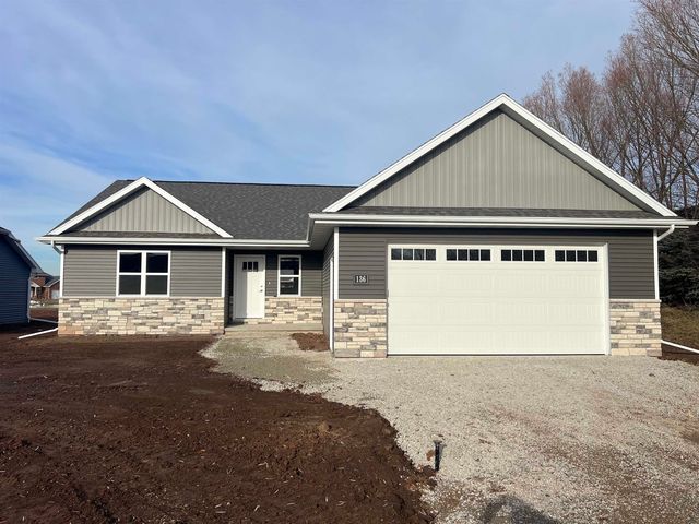 136 Golf Course Dr, Wrightstown, WI 54180