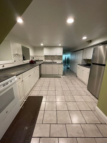 4640 Sansom St #1B, Philadelphia, PA 19139