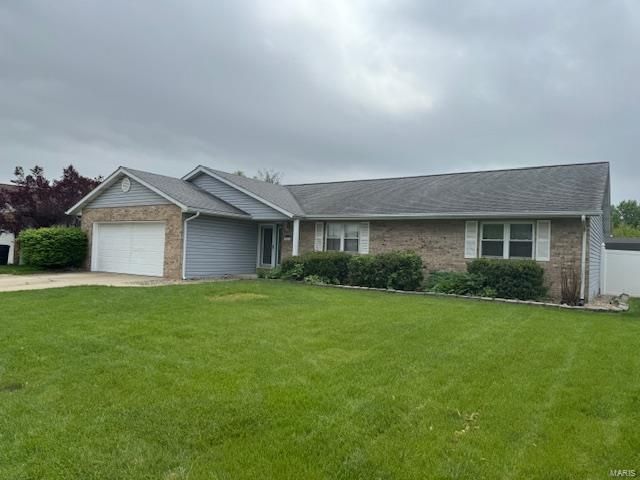 320 Erin Dr, Fairview Heights, IL 62208