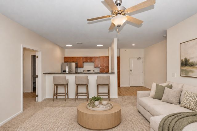 6350 Coachlight Dr #3204, West Des Moines, IA 50266