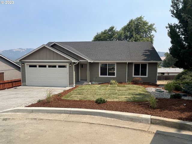 132 Quincetree Ct, Roseburg, OR 97471