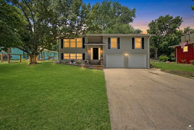 1805 Cedar Crest Dr, Manhattan, KS 66503