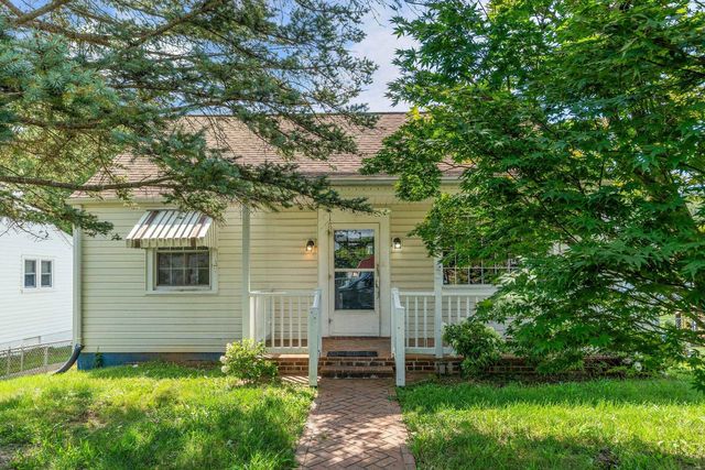 2414 Chesapeake St, Staunton, VA 24401