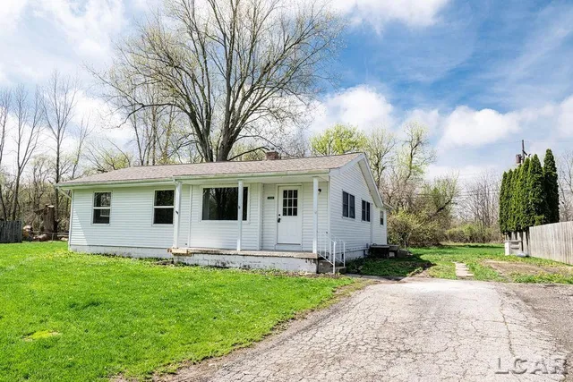 2369 Linden Ct, Adrian, MI 49221