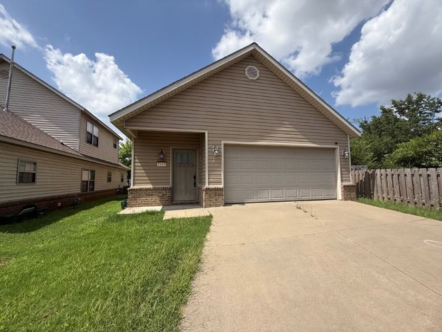 3115 W  Old Farmington Rd, Fayetteville, AR 72704