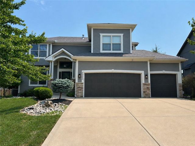 1222 Wiltshire Blvd, Raymore, MO 64083