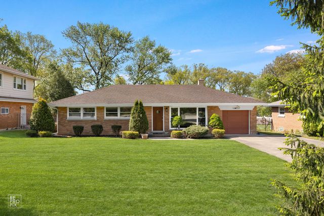 16W337 95th Pl, Burr Ridge, IL 60527