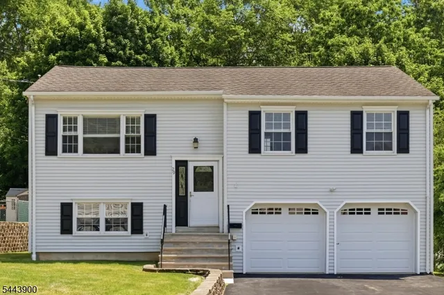 29 Amendola Dr, Netcong, NJ 07857