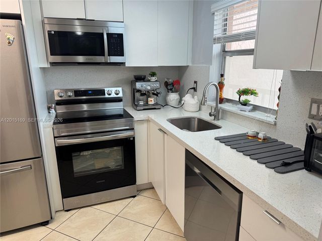 9580 Sunrise Lakes Blvd #211, Sunrise, FL 33322