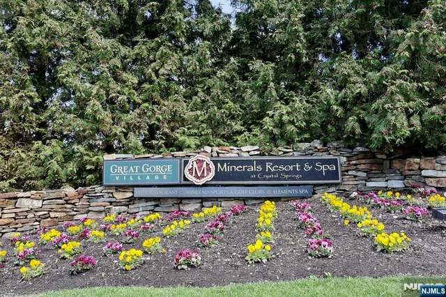 1 Gray Rock Dr #11, Vernon, NJ 07462