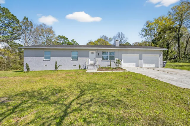 374 Pinewood Dr, Defuniak Springs, FL 32433