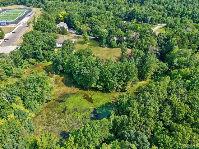 Hunters Ridge Dr #B, Ortonville, MI 48462