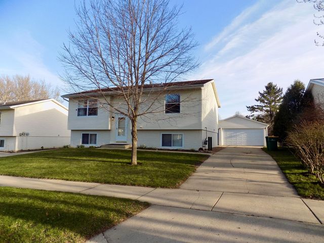 2020 48th St NW, Rochester, MN 55901