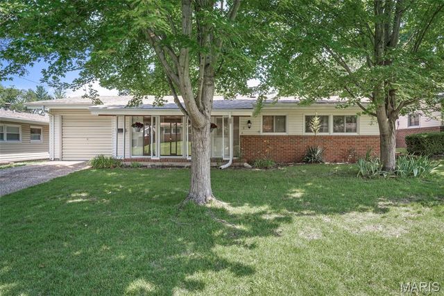 6 Country Ln, Florissant, MO 63033
