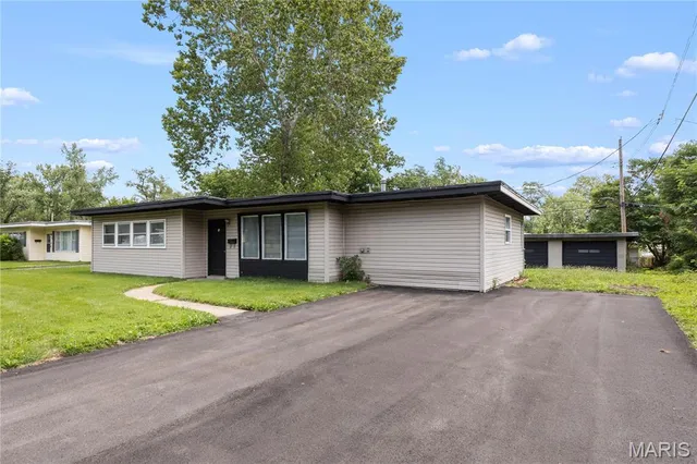 49 Marquette Dr, Florissant, MO 63031
