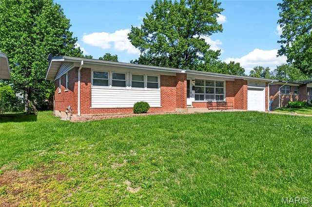 9645 Venice Dr, Saint Louis, MO 63136