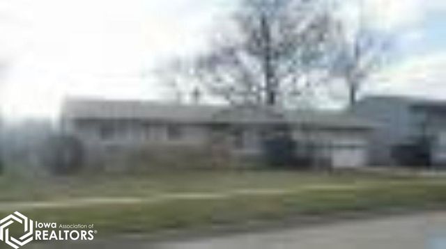 2821 Herblo Dr, Burlington, IA 52601