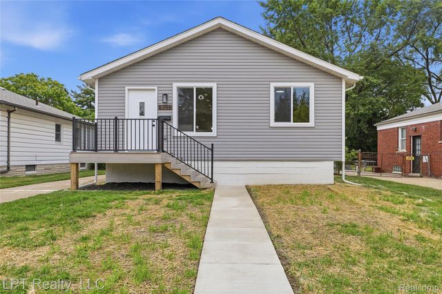 8396 Dale St, Center Line, MI 48015
