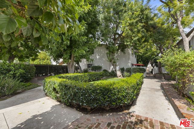 18555 Collins St #C11, Tarzana, CA 91356