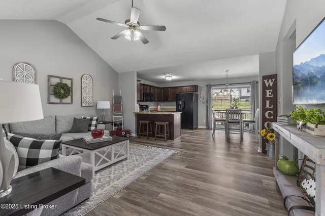 392 Gentry Ln, Mount Washington, KY 40047