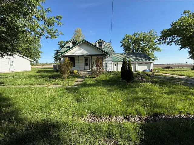 252 E  Poplar St, Noble, IL 62868