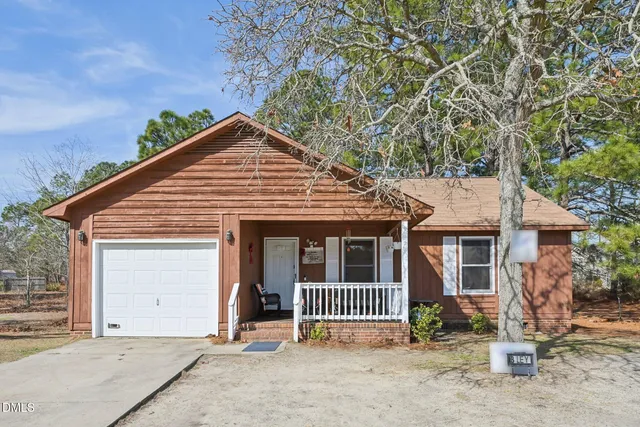 2958 Peacock St, Hope Mills, NC 28348