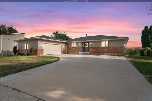 1556 Crestview Dr, Vermillion, SD 57069