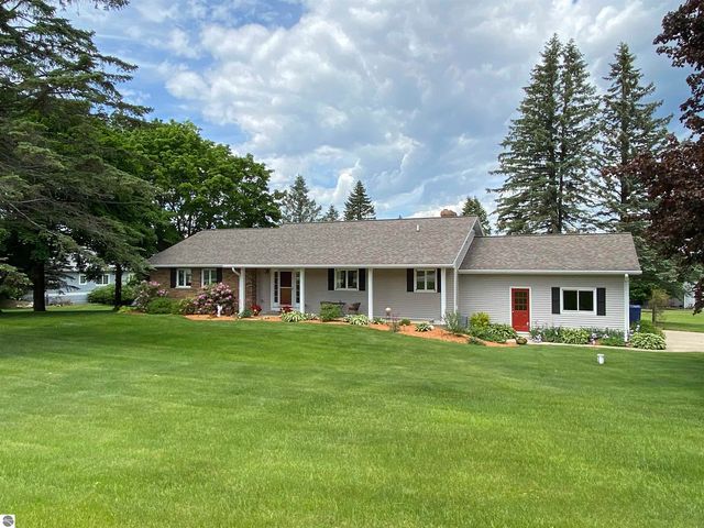 119 Doral Dr, Cadillac, MI 49601