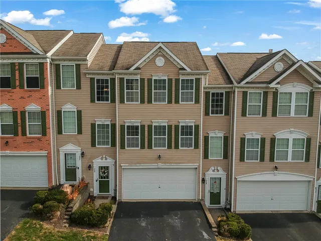 728 Freedom Dr, Carnegie, PA 15106
