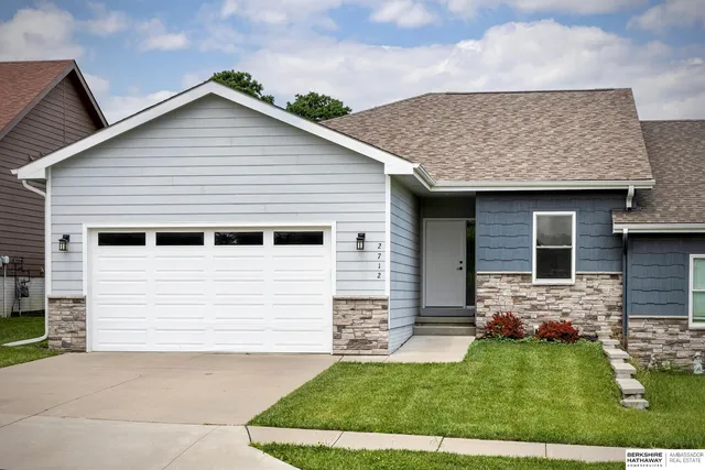 2712 Viking Cir, Blair, NE 68008