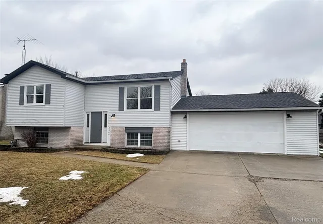 8644 Lillian Dr, Newport, MI 48166