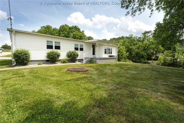 76 Precious Dr, Hurricane, WV 25526