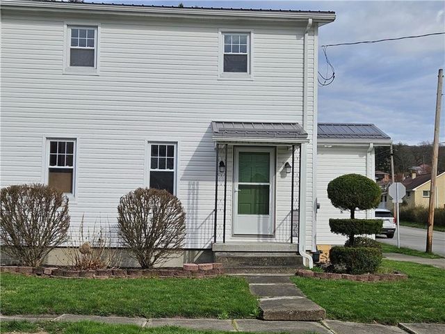 1017 Sycamore St, Connellsville, PA 15425