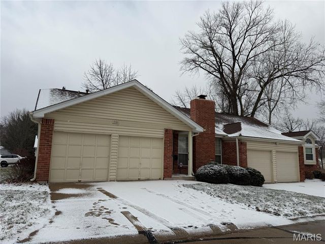 1988 Bennington Common Dr, Saint Louis, MO 63146