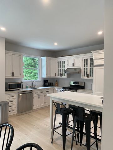 133 Middle Hwy, East Hampton, NY 11937