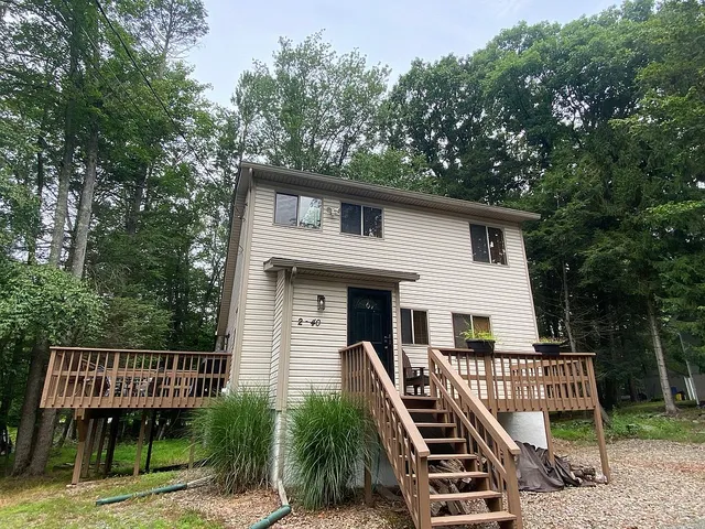 1152 Wallenpaupack Dr, Lake Ariel, PA 18436