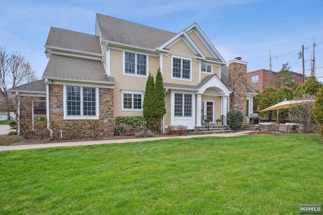 23 Woodstone Cir, Millburn, NJ 07041