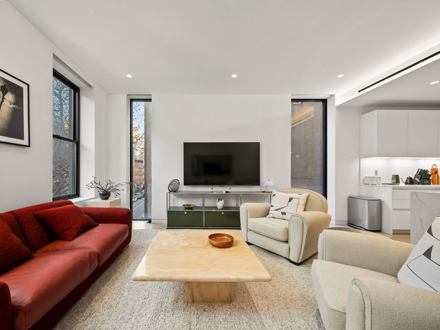 460 W  44th St #3, New York, NY 10036
