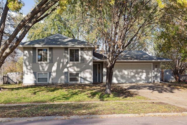917 Whitney Dr, Apple Valley, MN 55124