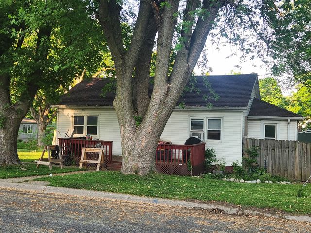610 N  Douglas St, Roanoke, IL 61561
