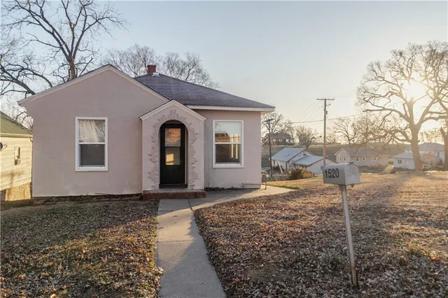 1520 S  7th St, Atchison, KS 66002