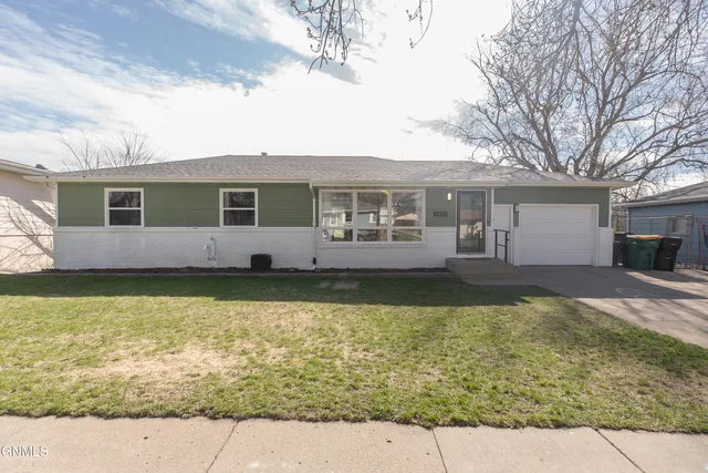1813 Marian Dr, Bismarck, ND 58501