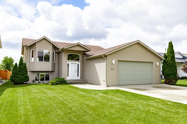 807 16th Ave W, West Fargo, ND 58078