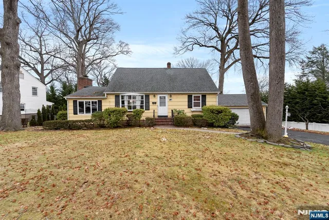 206 10th St, Cresskill, NJ 07626
