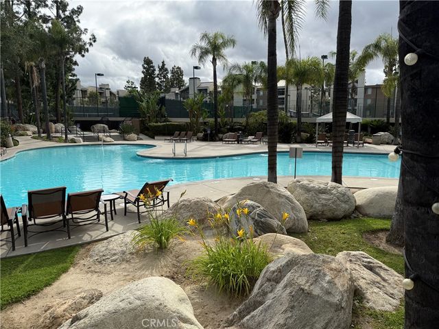 21500 Burbank Blvd, Woodland Hills, CA 91367
